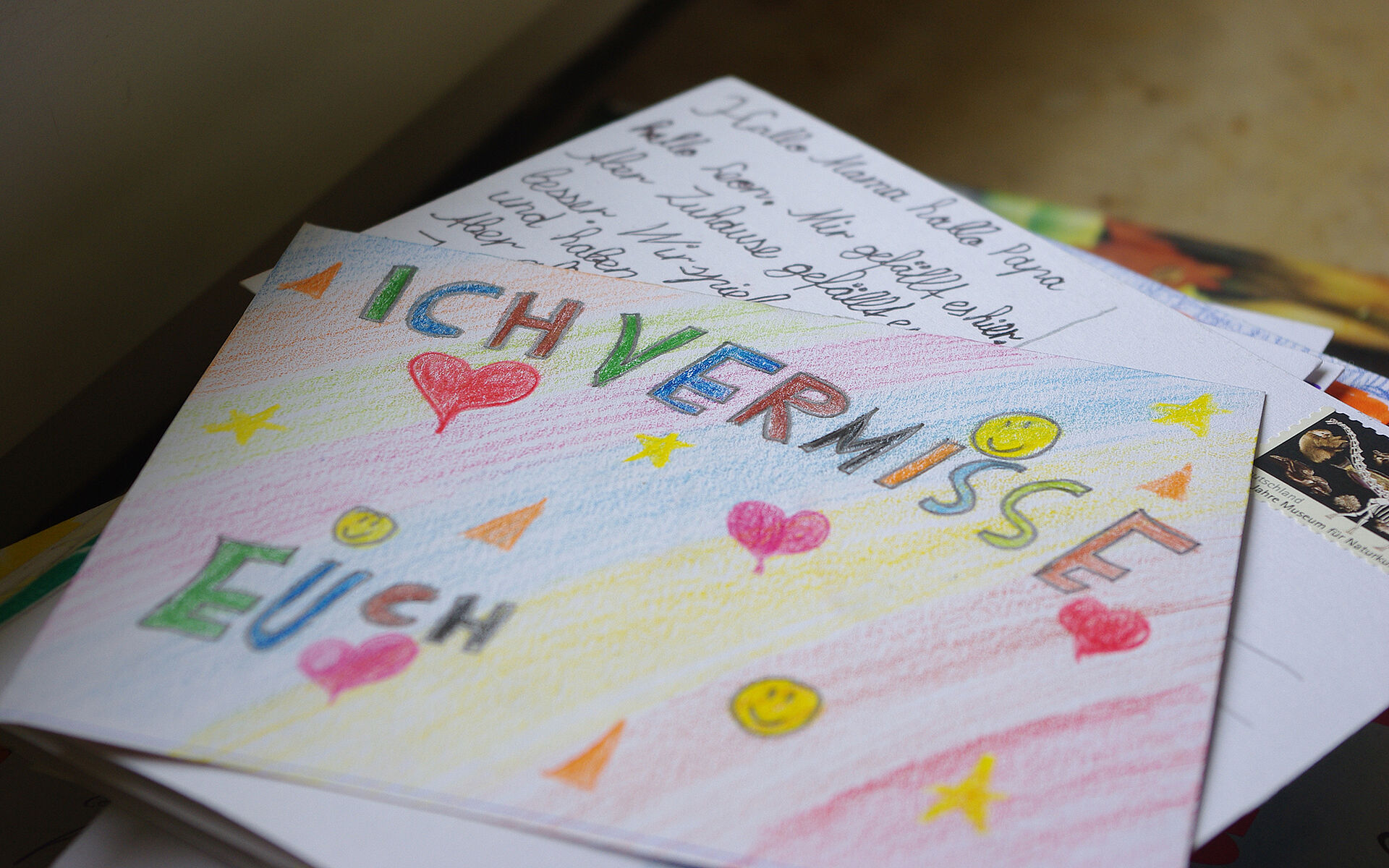 Selbstgemachte Postkarte mit der Aufschrift "Ich vermisse dich"