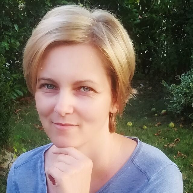 Leitungskraft schaut in die Kamera