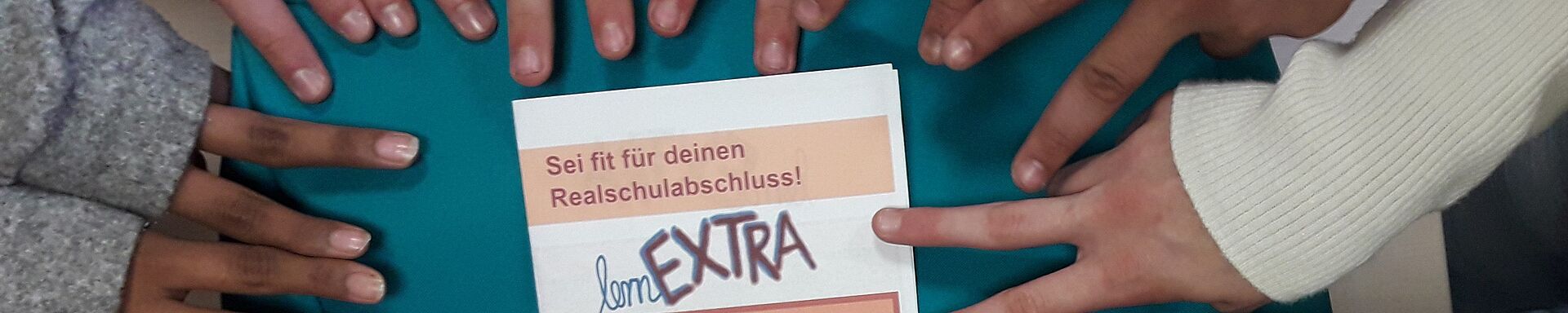 Viele Hände bilden einen Stern über der Einladung zu lernEXTRA.
