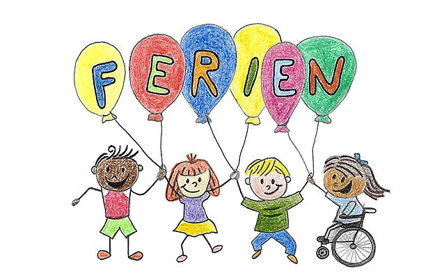 Einige Kinder halten Luftballons an Schnüren mit der Aufschrift Ferien in den Händen