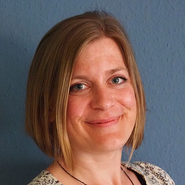 Junge Frau lächelt in die Kamera