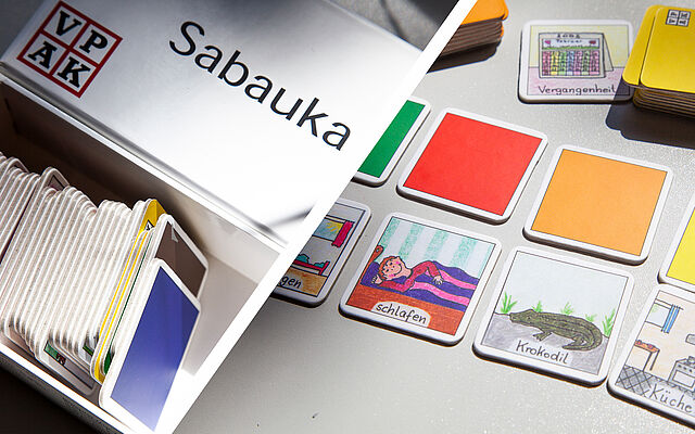 Sabauka-Spielkarton mit bunten Farbkärtchen auf Tisch