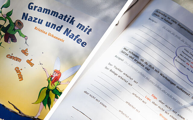 Arbeitsheft Nazu und Naffe liegt aufgeschlagen auf Tisch