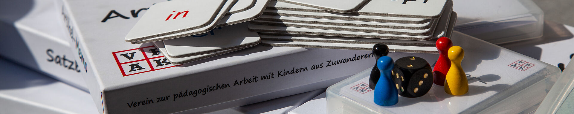 Nahaufnahme einiger Spielekartons und Spielkärtchen